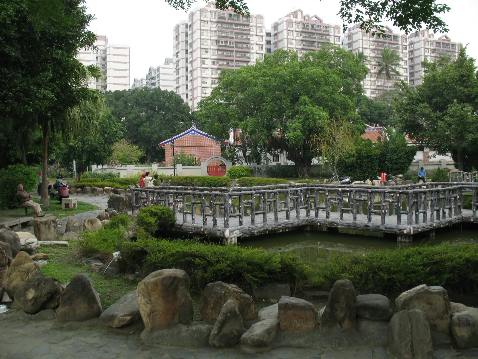 員林公園池塘與拱橋