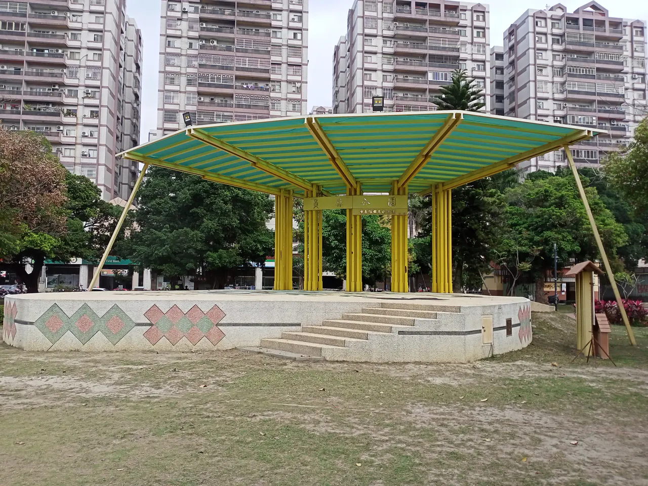 從左側觀看員林公園戶外舞台