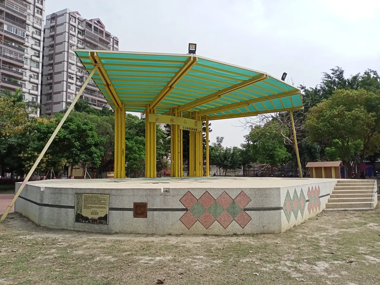 從右側觀看員林公園戶外舞台