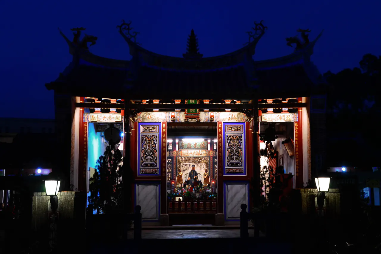 夜間點燈的興賢書院